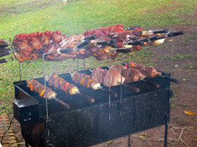 Churrasqueira profissional esmaltada <br /> a fogo ROTATIVA para assar carnes em peças Churrasqueira profissional esmaltada a fogo ROTATIVA para assar carnes em peças